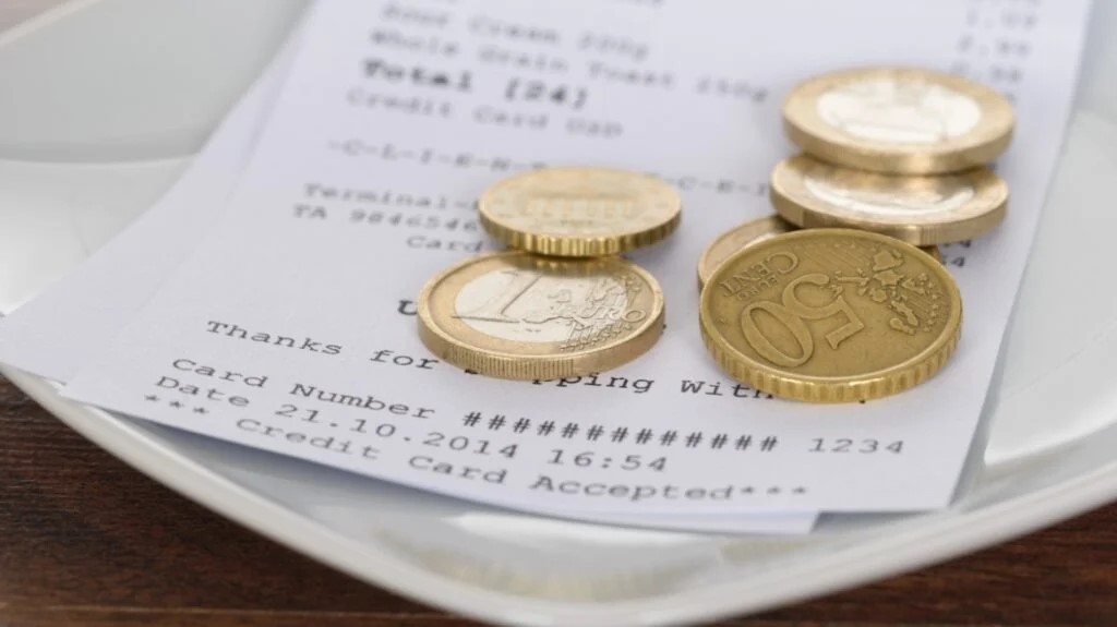 Αφορολόγητο το φιλοδώρημα έως 300 ευρώ μηνιαίως: Τι αλλάζει για τους εργαζόμενους στην εστίαση