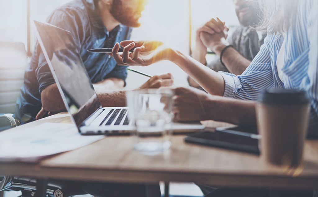 Τριπλασιάζεται το ποσό της επιδότησης για το πρόγραμμα «Πρώτο Ένσημο»