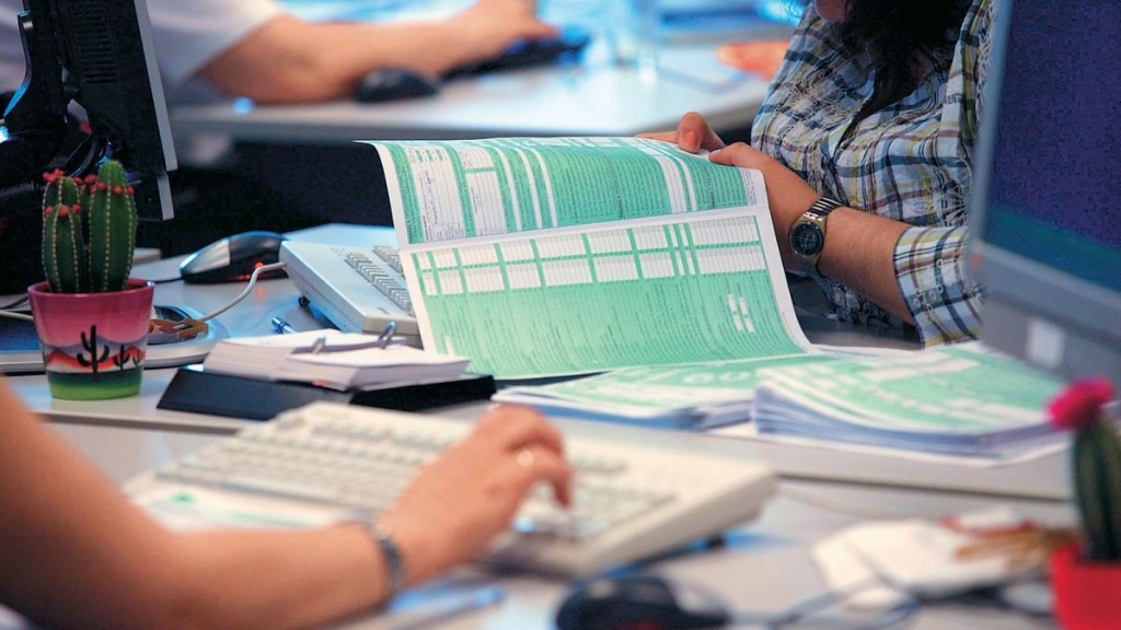 Προς αναστολή τα πρόστιμα για μη διαβίβαση αποδείξεων στην εφορία